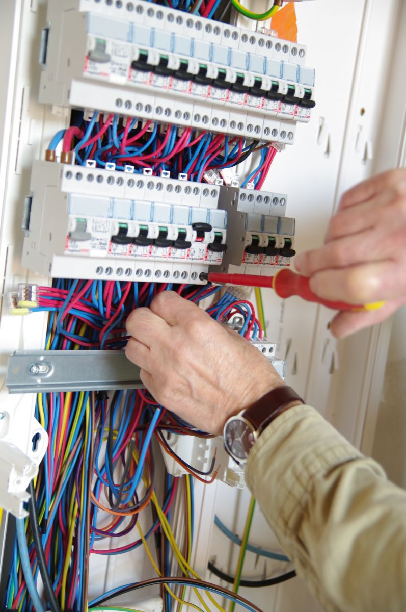 Diagnostic électricité : connaître les risques électriques avant l’achat ou la location 